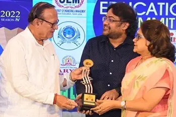Dr B.D. Kalla (Education Minister Rajasthan) awarding NIF JAIPUR (Kamla Poddar Institutes) for “Excellence in Design and creativity” to Chairperson “Kamla Poddar” and Director “Abhishek Poddar”
